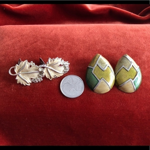 Sarah Coventry​. 2 pairs Vintage clip on earrings Grape leaves & Green Retro - Picture 3 of 7
